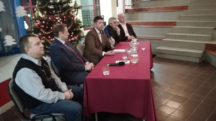 Spotkanie mieszkańców z władzami Wodzisławia na temat przyszłości SP 28, tora